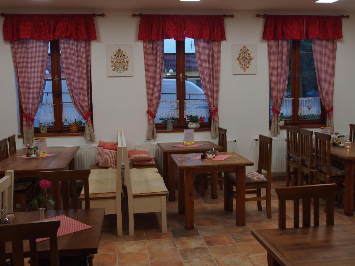 Penzion a restaurace U Hroznu Velké Bílovice Esterno foto